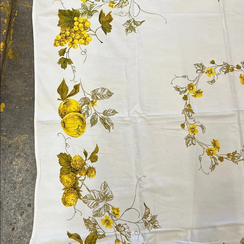 Vintage Tablecloth perfect size & the gold apples & berries are beautiful Soft